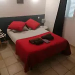 Dans Avec Piscine Vila *