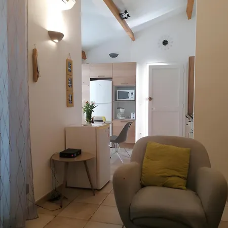 Dans Résidence Avec Piscine Villa