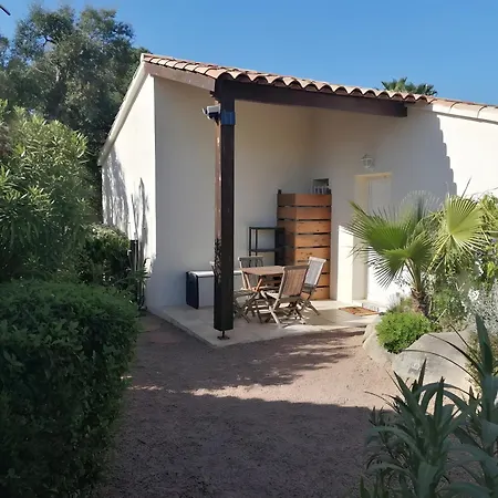 Dans Résidence Avec Piscine Villa