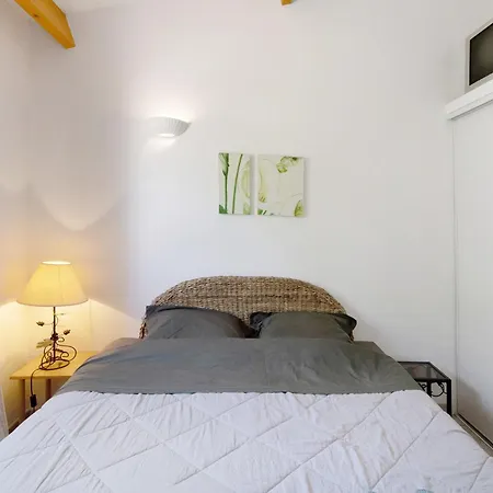Dans Résidence Avec Piscine Villa