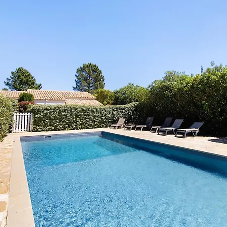 Dans Résidence Avec Piscine Villa
