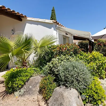 Dans Résidence Avec Piscine Villa